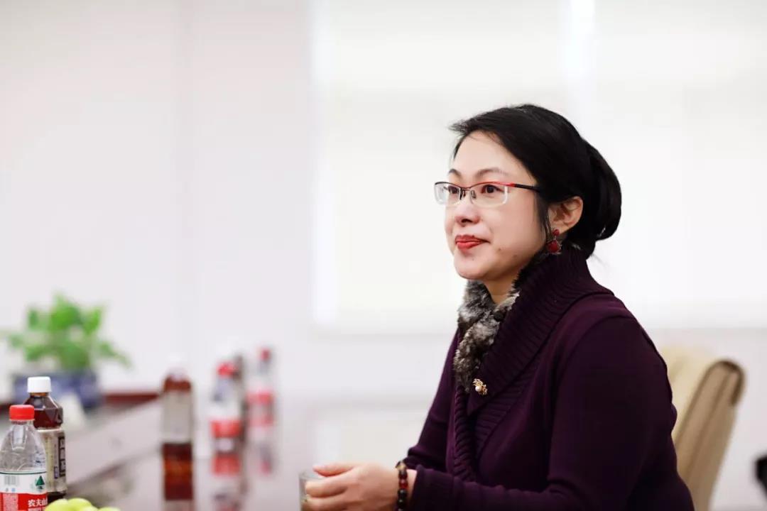 身兼国贸专业班班主任的陆菁,手机里存着班上每个同学的联系方式.